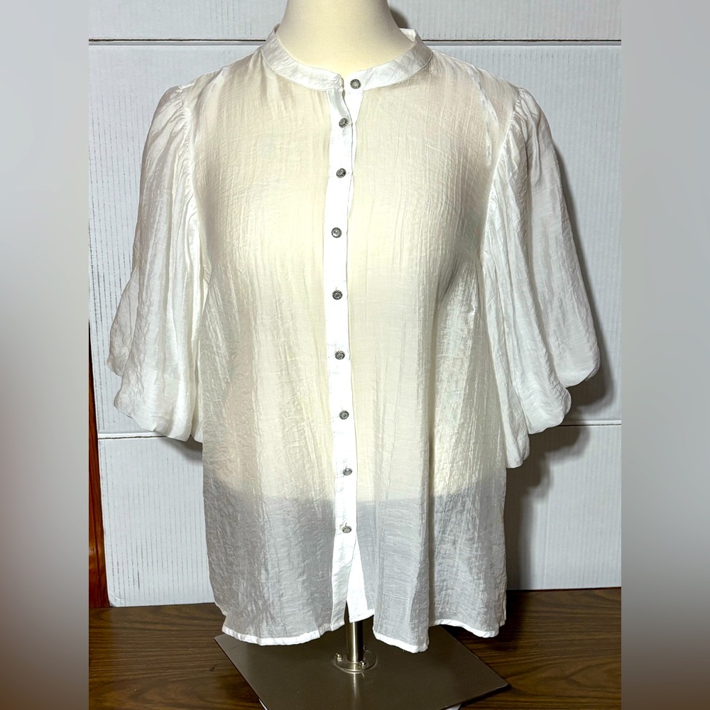 NWT City Chic white plus size XXL BLOUSE
Beautiful balloon ruffle sleeves